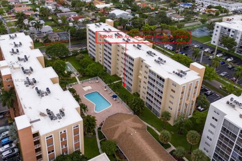 Condominio en venta en Hallandale Beach, Florida, 2 dormitorios, 101.45 m2 № 1236185 - foto 27