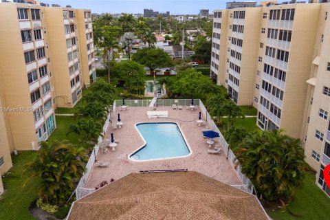 Condominio en venta en Hallandale Beach, Florida, 2 dormitorios, 101.45 m2 № 1236185 - foto 28