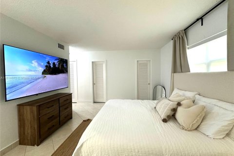 Condominio en venta en Hallandale Beach, Florida, 2 dormitorios, 101.45 m2 № 1236185 - foto 12
