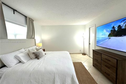 Condo in Hallandale Beach, Florida, 2 bedrooms  № 1236185 - photo 14