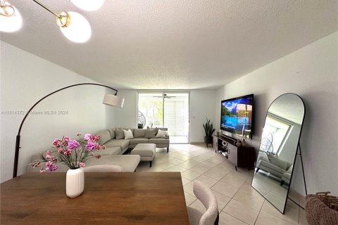 Condominio en venta en Hallandale Beach, Florida, 2 dormitorios, 101.45 m2 № 1236185 - foto 7