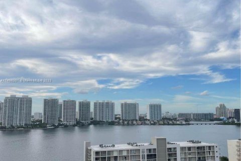 Condo in Sunny Isles Beach, Florida, 3 bedrooms  № 880380 - photo 1