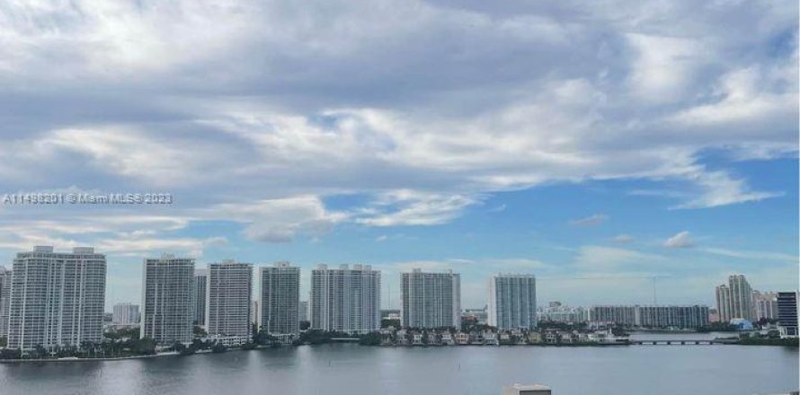 Condo à Sunny Isles Beach, Floride, 3 chambres  № 880380