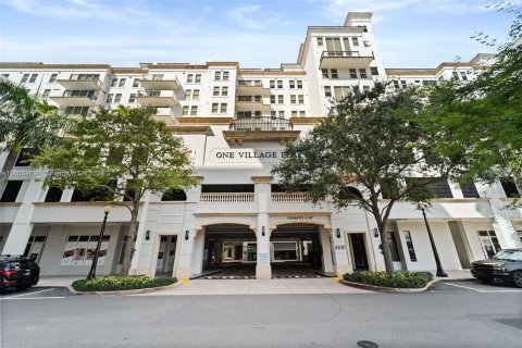 Condo in Coral Gables, Florida, 2 bedrooms  № 1380450 - photo 1