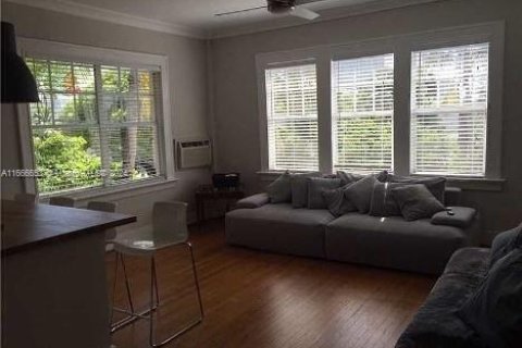 Condo in Miami Beach, Florida, 1 bedroom  № 1380489 - photo 1