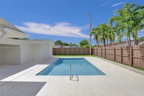 House in Miami, Florida 5 bedrooms, 196.02 sq.m. № 1291875 - photo 18