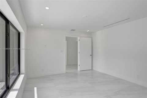 House in Miami, Florida 5 bedrooms, 196.02 sq.m. № 1291875 - photo 26