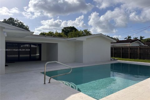 House in Miami, Florida 5 bedrooms, 196.02 sq.m. № 1291875 - photo 2