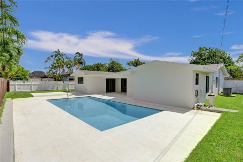 House in Miami, Florida 5 bedrooms, 196.02 sq.m. № 1291875 - photo 15