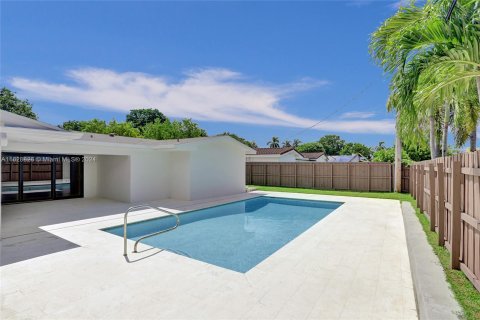 House in Miami, Florida 5 bedrooms, 196.02 sq.m. № 1291875 - photo 14