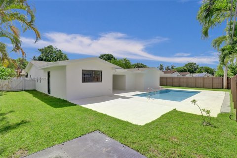 House in Miami, Florida 5 bedrooms, 196.02 sq.m. № 1291875 - photo 16