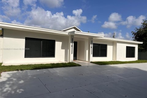 House in Miami, Florida 5 bedrooms, 196.02 sq.m. № 1291875 - photo 1