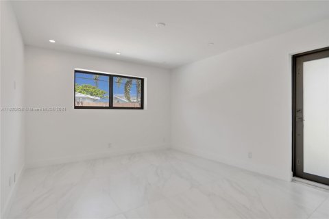 House in Miami, Florida 5 bedrooms, 196.02 sq.m. № 1291875 - photo 12