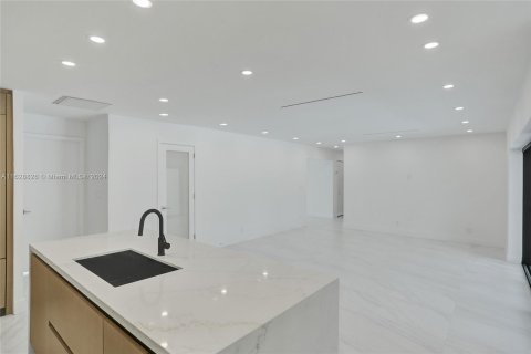 House in Miami, Florida 5 bedrooms, 196.02 sq.m. № 1291875 - photo 7