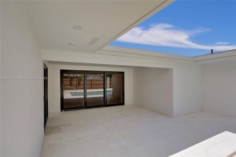 House in Miami, Florida 5 bedrooms, 196.02 sq.m. № 1291875 - photo 21