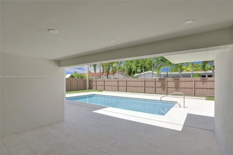 House in Miami, Florida 5 bedrooms, 196.02 sq.m. № 1291875 - photo 19