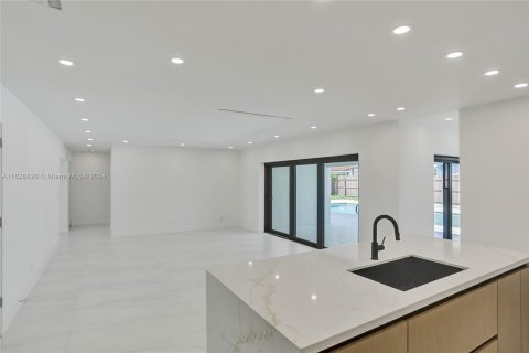 House in Miami, Florida 5 bedrooms, 196.02 sq.m. № 1291875 - photo 6