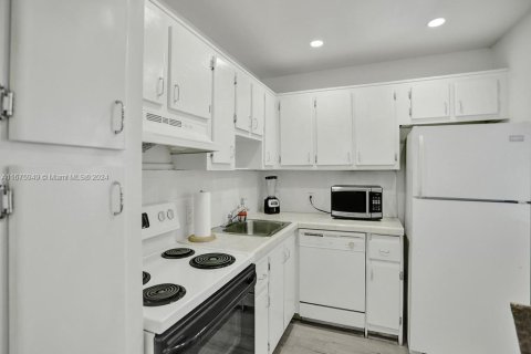 Condo in Aventura, Florida, 2 bedrooms  № 1402875 - photo 28