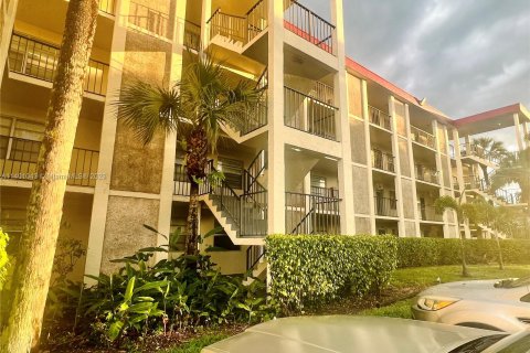 Condominio en venta en Lauderdale Lakes, Florida, 3 dormitorios, 89.19 m2 № 549385 - foto 1