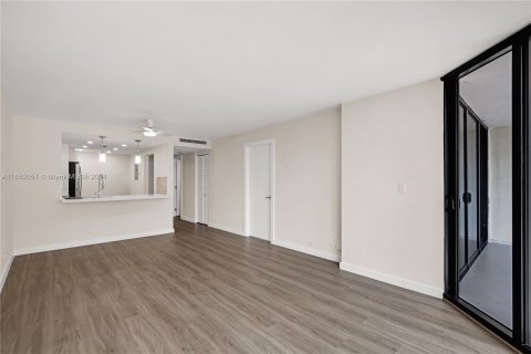 Condominio en alquiler en Miami, Florida, 1 dormitorio, 81.1 m2 № 1332764 - foto 9