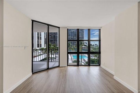 Condominio en alquiler en Miami, Florida, 1 dormitorio, 81.1 m2 № 1332764 - foto 7