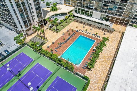 Condominio en alquiler en Miami, Florida, 1 dormitorio, 81.1 m2 № 1332764 - foto 27