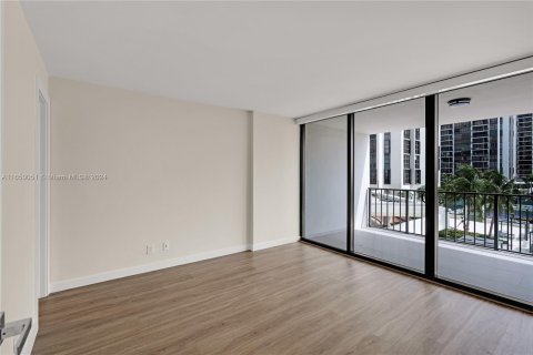 Condominio en alquiler en Miami, Florida, 1 dormitorio, 81.1 m2 № 1332764 - foto 14