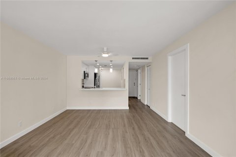 Condominio en alquiler en Miami, Florida, 1 dormitorio, 81.1 m2 № 1332764 - foto 10