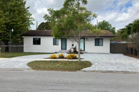 House in West Miami, Florida 3 bedrooms, 189.06 sq.m. № 1078467 - photo 2