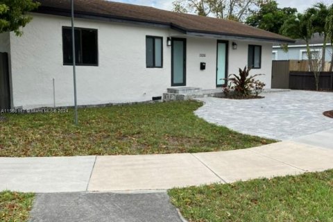 House in West Miami, Florida 3 bedrooms, 189.06 sq.m. № 1078467 - photo 5