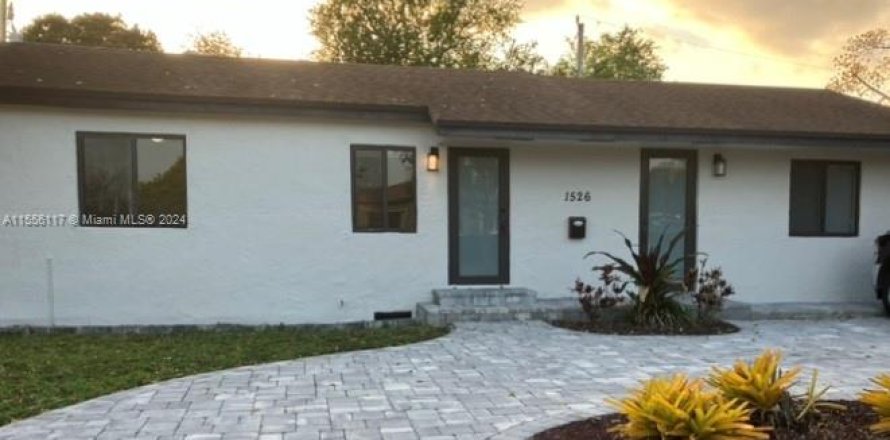 House in West Miami, Florida 3 bedrooms, 189.06 sq.m. № 1078467