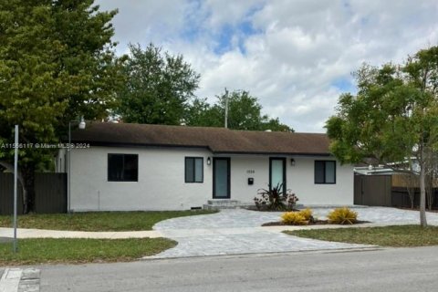 House in West Miami, Florida 3 bedrooms, 189.06 sq.m. № 1078467 - photo 3