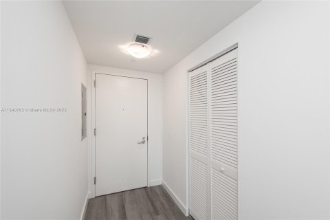 Copropriété à vendre à Miami, Floride: 2 chambres, 98.66 m2 № 308203 - photo 13