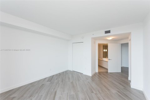 Condo in Miami, Florida, 2 bedrooms  № 308203 - photo 7