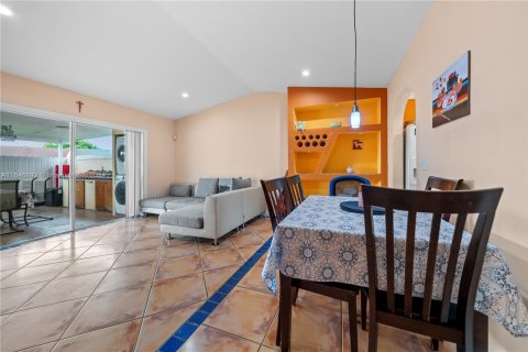 Touwnhouse à vendre à Miami, Floride: 2 chambres, 77.57 m2 № 1329216 - photo 3