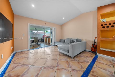 Touwnhouse à vendre à Miami, Floride: 2 chambres, 77.57 m2 № 1329216 - photo 5