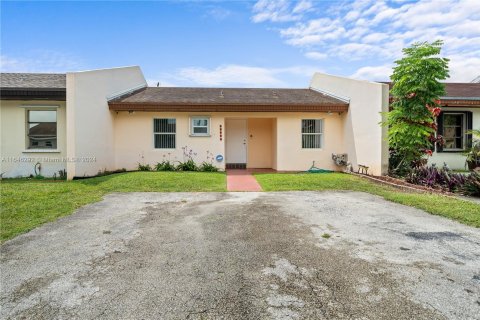 Touwnhouse à vendre à Miami, Floride: 2 chambres, 77.57 m2 № 1329216 - photo 2