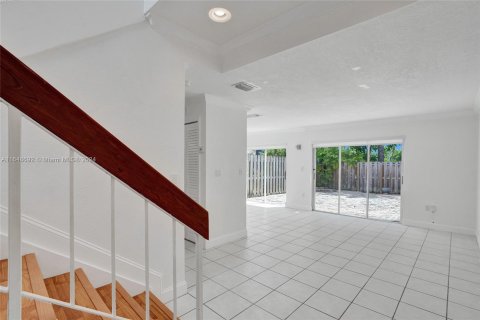 Touwnhouse à louer à Miami, Floride: 2 chambres, 93.92 m2 № 1332713 - photo 2