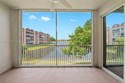 Copropriété à vendre à Tamarac, Floride: 2 chambres, 158.4 m2 № 1347647 - photo 5