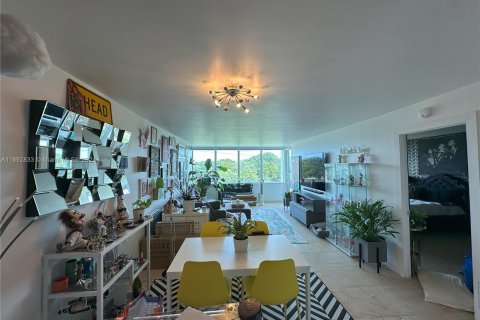 Condominio en venta en Miami Beach, Florida, 1 dormitorio, 80.27 m2 № 1441997 - foto 2