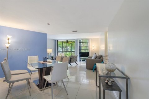 Condo in Aventura, Florida, 2 bedrooms  № 1345122 - photo 10