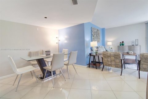 Condo in Aventura, Florida, 2 bedrooms  № 1345122 - photo 3