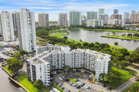 Condo in Aventura, Florida, 2 bedrooms  № 1345122 - photo 1