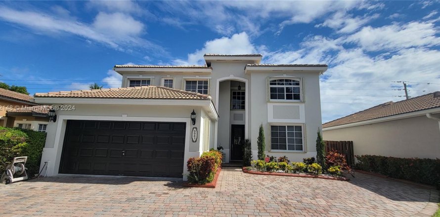 Villa ou maison à Cutler Bay, Floride 4 chambres, 219.71 m2 № 1269081