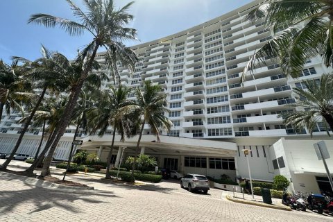 Condo in Miami Beach, Florida  № 1092033 - photo 1