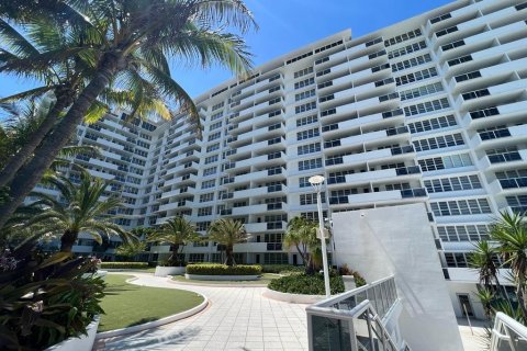 Condo in Miami Beach, Florida  № 1092033 - photo 8