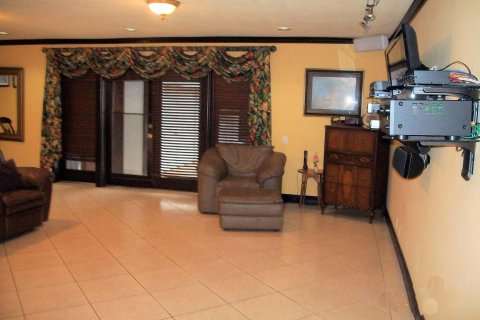 House in West Palm Beach, Florida 3 bedrooms, 296.08 sq.m. № 1175391 - photo 1