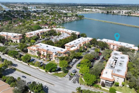 Condo in Miami, Florida, 2 bedrooms  № 1402832 - photo 13