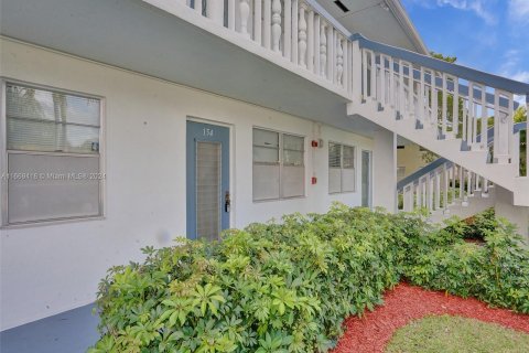 Condo in Deerfield Beach, Florida, 2 bedrooms  № 1386207 - photo 1