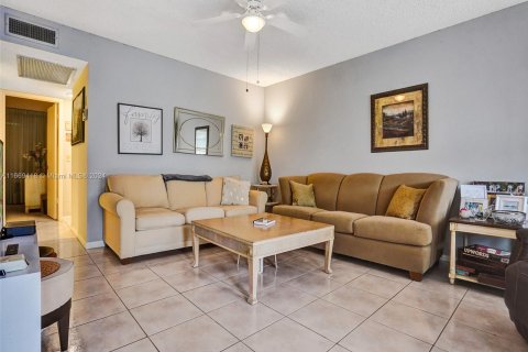 Condo in Deerfield Beach, Florida, 2 bedrooms  № 1386207 - photo 25